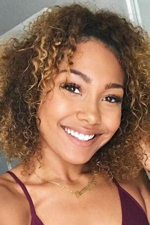 Parker McKenna Posey Bio, Age, Movies, Partner, Parents